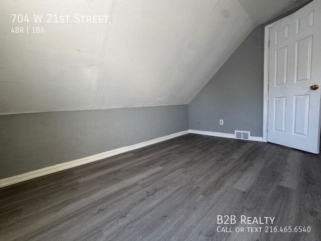 Building Photo - 704 W 21st St