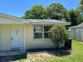 Building Photo - Cozy 1BR/1BA duplex with a Den, Ceramic Ti...