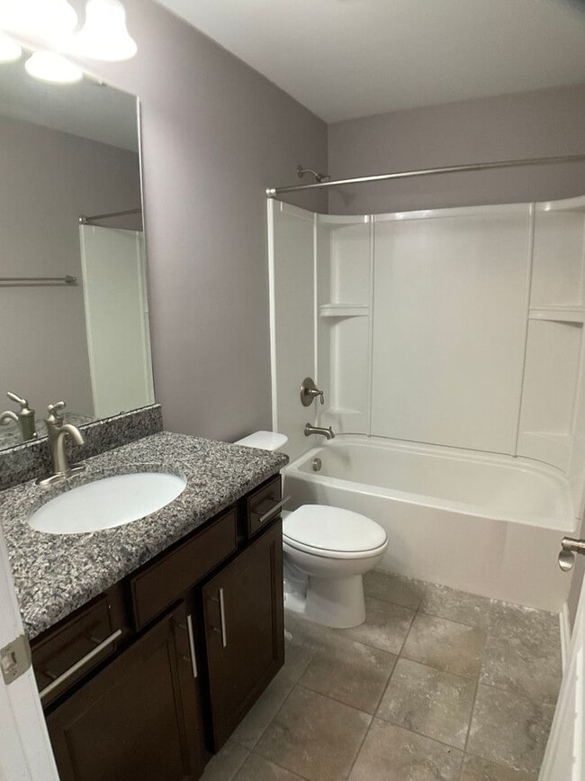 Building Photo - Gorgeous Townhome in Brier Crossings!