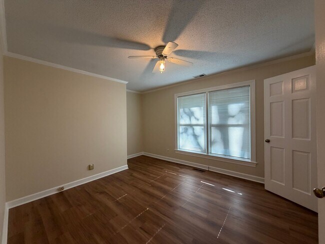Building Photo - 124 Rock Creek Dr S