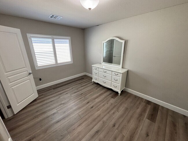 Building Photo - Contemporary 4Bed/3Bath/3 Car/+ Loft -residence located in the Silverado Ranch area