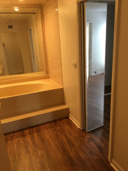 Building Photo - 643 Executive Center Dr