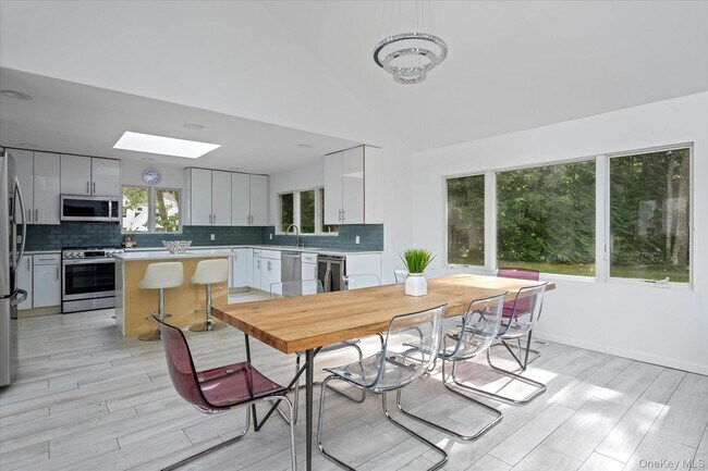 Building Photo - 5 Lakewood Ln