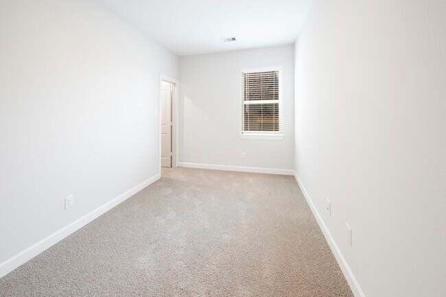 Building Photo - 6111 White Spruce Dr