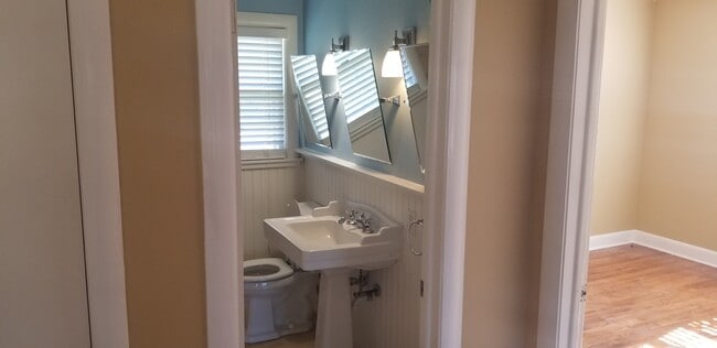 Building Photo - 211 Oak Leaf Dr
