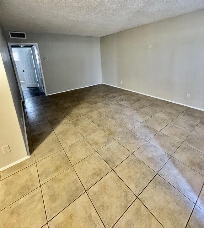 Building Photo - Fresh, Comfortable & Easy to Show!