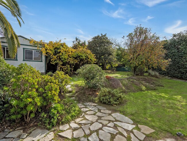 Building Photo - 1044 Manzanita St