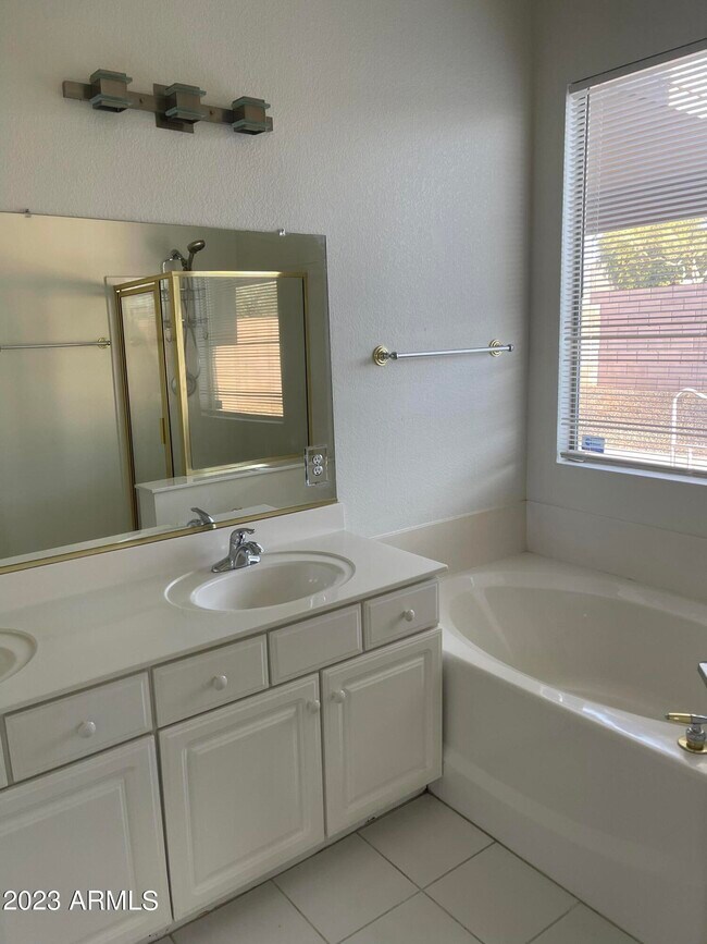 Building Photo - 4722 E Chisum Trail