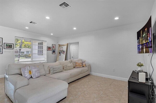 Building Photo - 15400 SW 84th Ave