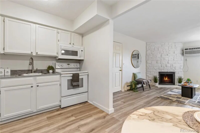 Building Photo - 10150 E Virginia Ave