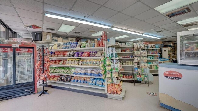 Building Photo - 2555 Collins Ave