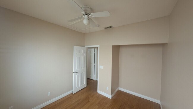Building Photo - 3 bedroom 1 story house with large backyar...