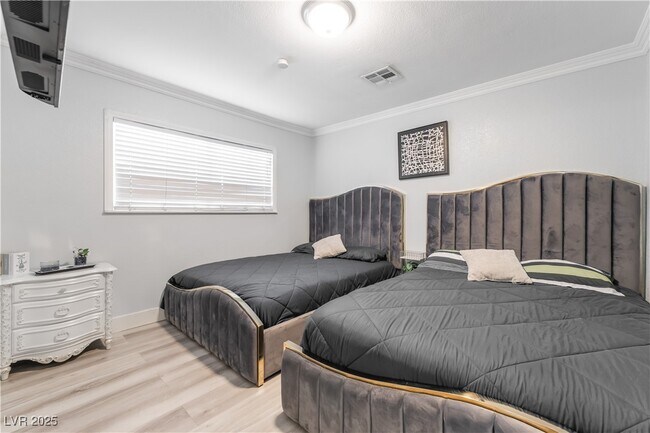 Building Photo - 2419 E Vegas Valley Dr