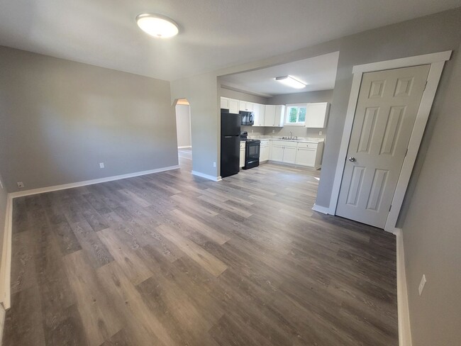 Primary Photo - Recently Renovated 2 Bedroom, 1 Bathroom H...