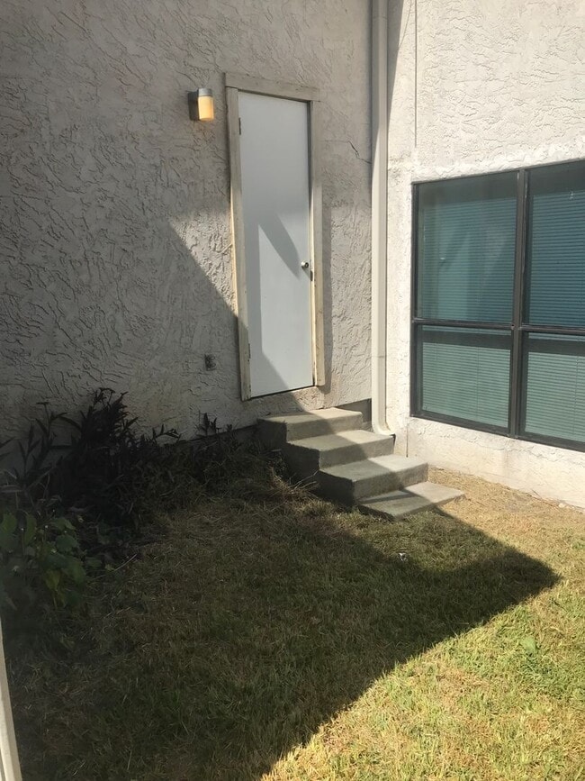 Building Photo - 2 bedroom Duplex