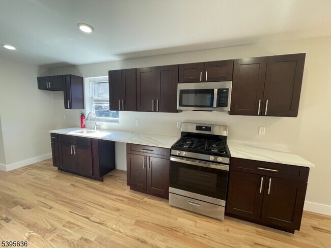 Building Photo - 119-121 Lewis St