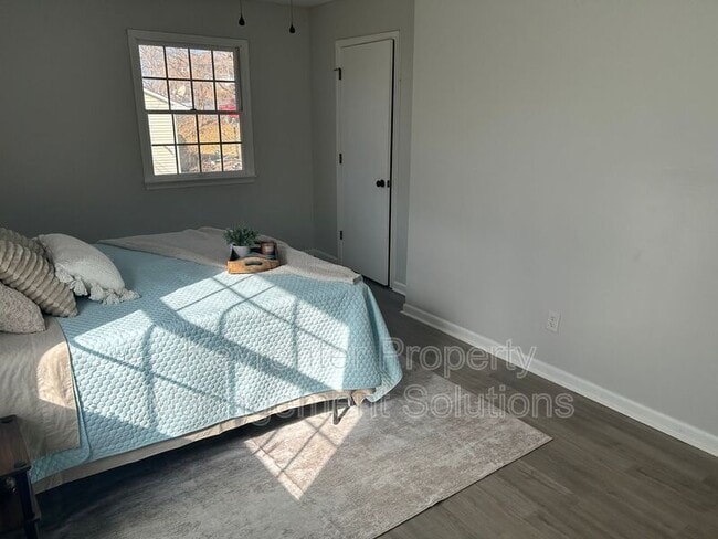 Building Photo - 17 White Oak Dr