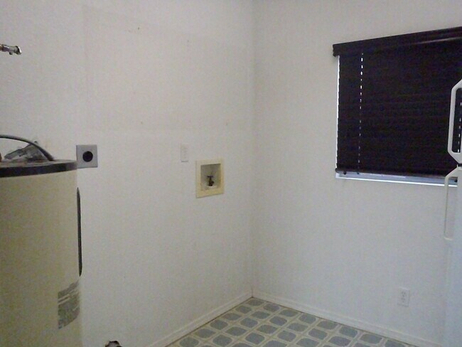 Building Photo - Charming 2/1 House in Hyde Park- Available for August!