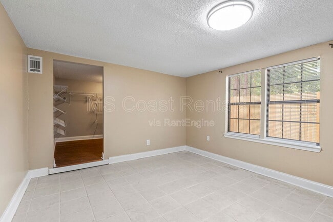 Building Photo - 583 Neal Dr