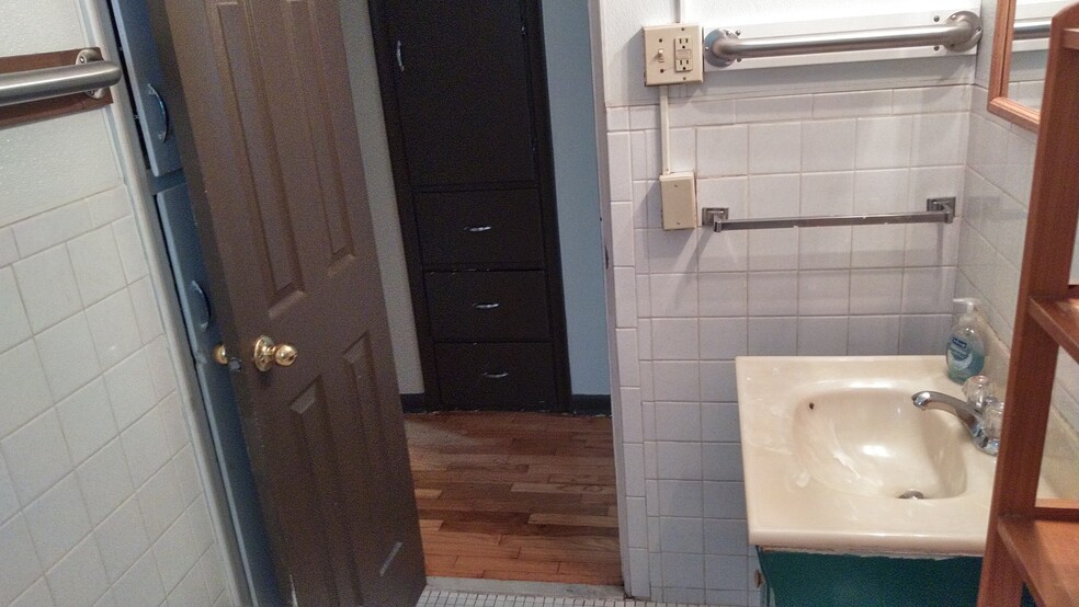 main bathroom - 1537 Linden St