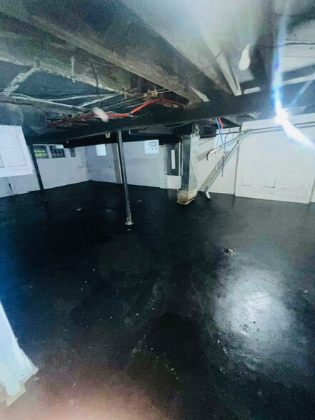 Building Photo - 13934 Montrose St