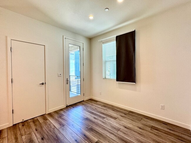 Building Photo - NEWER 2 BED, 2.5. BATH TOWNHOME IN BROADWAY AREA OF SACRAMENTO
