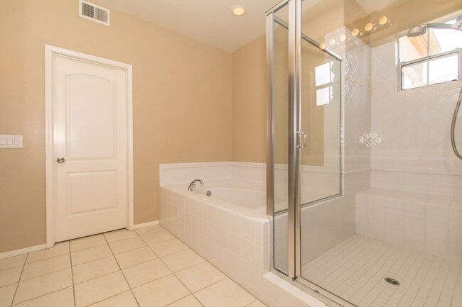 Building Photo - Spacious 3 Bed/2.5 Bath in Desirable UTC La Jolla Community of Toscana