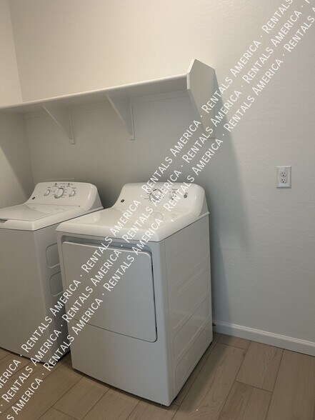 Building Photo - 5612 W Buist Ave