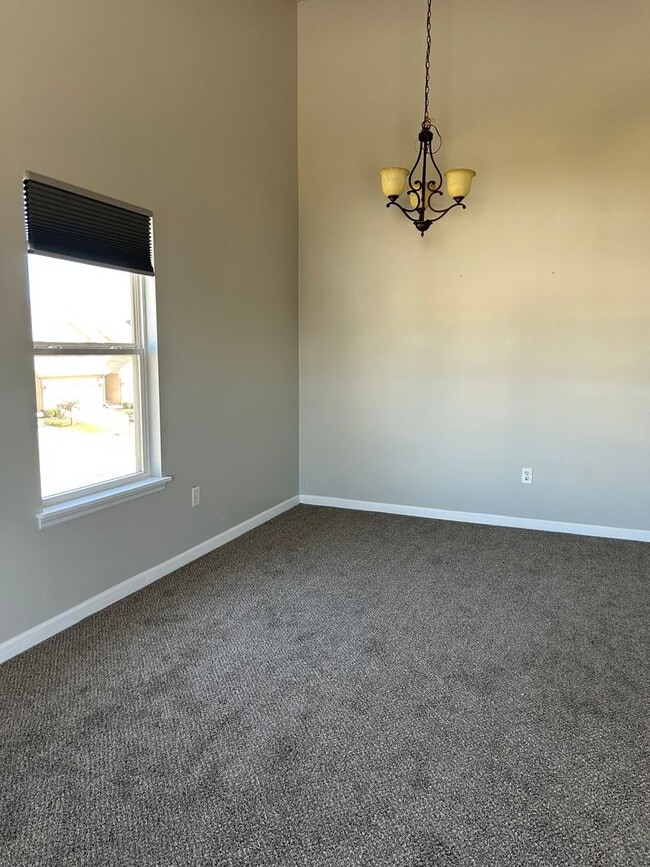 Building Photo - Condo Unit