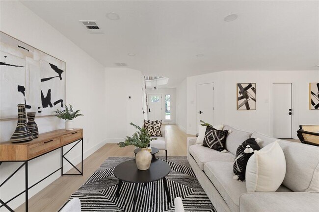 Building Photo - 8708 Cretys Cove