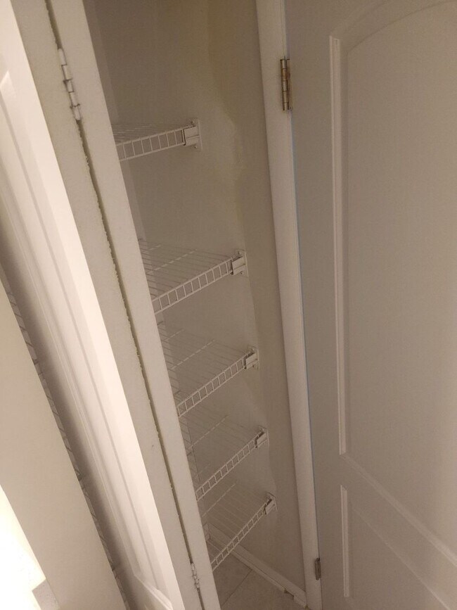 Building Photo - 916 Chatsworth Dr