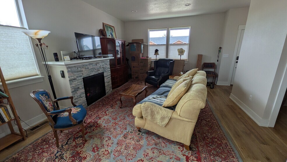 Living room - 643 NE Kerns Dr