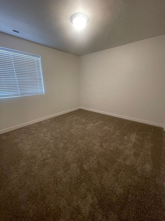 Building Photo - Beautiful New Townhome for Rent in Bluffdale!