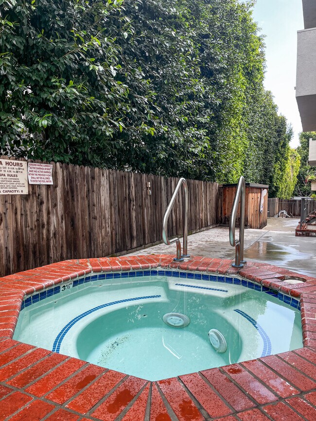 Building Photo - 700 Westmount Dr