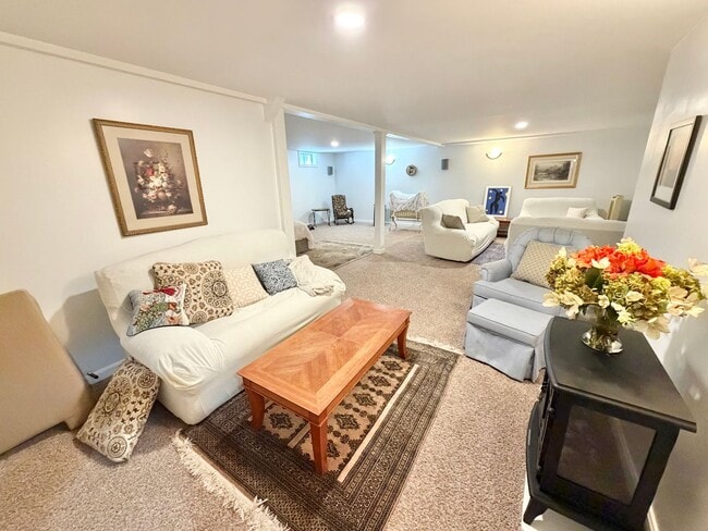 Building Photo - 4 Bedroom Home in South Burlington VT Available 4/1!