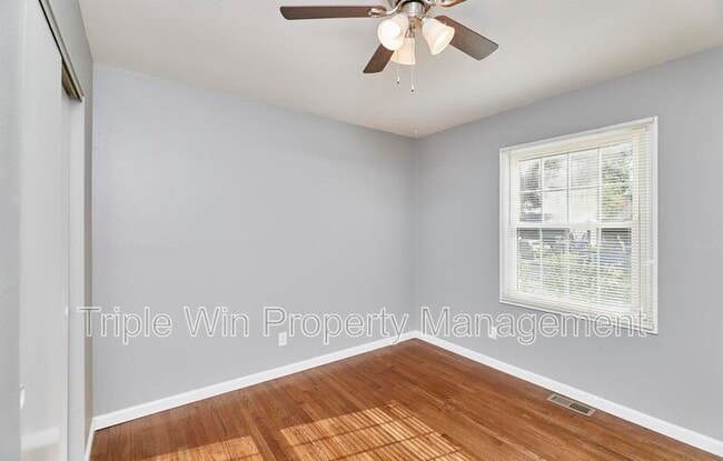 Building Photo - 1405 Willowbrook Dr