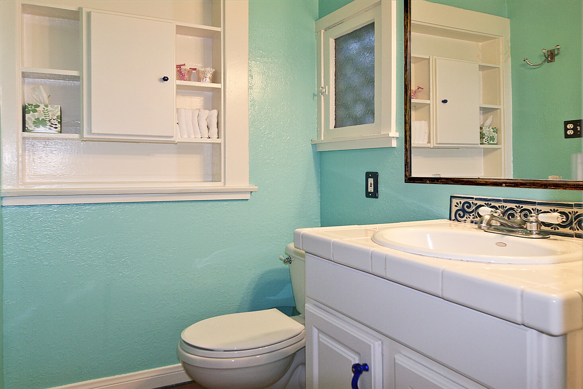 Bathroom stocked w/soaps, shampoo, towels, face cloths, amenities - 14 S Venice Blvd