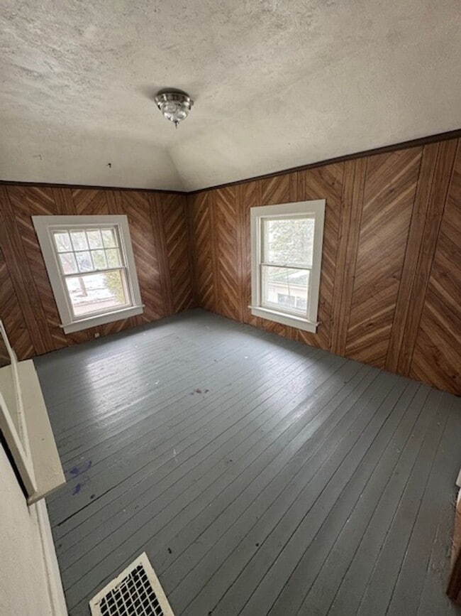 Building Photo - 3011 Hoagland Ave