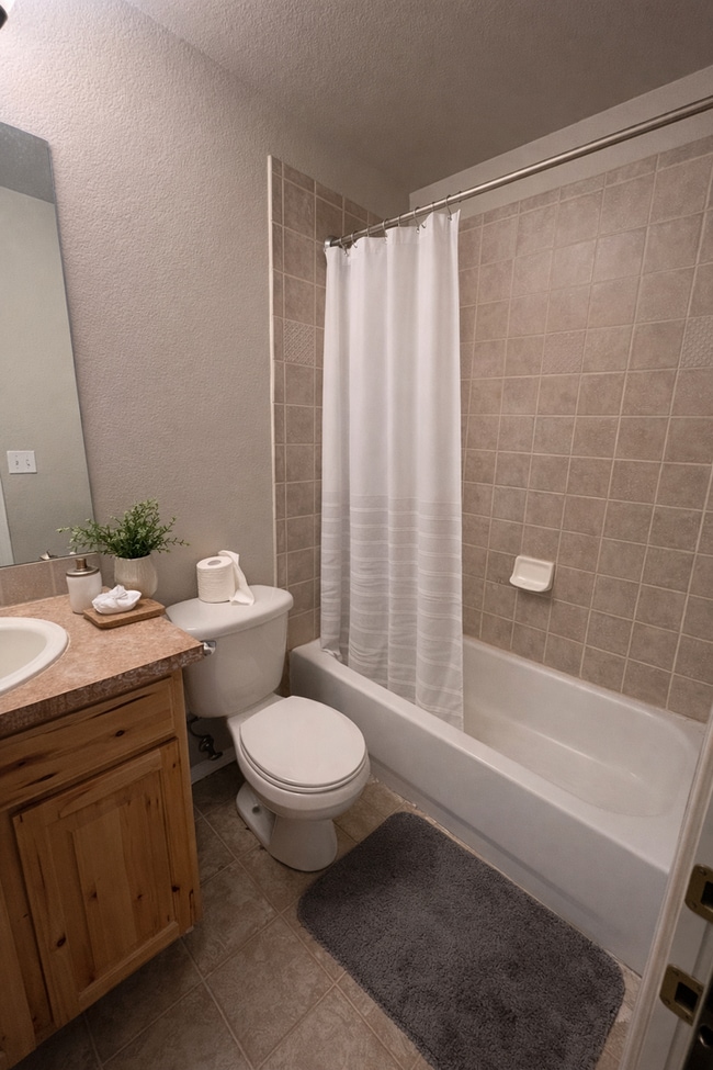 Building Photo - 3 Bedroom Duplex Near Downtown Available!