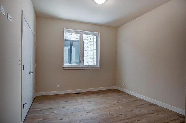 Building Photo - 2518 W Addison St