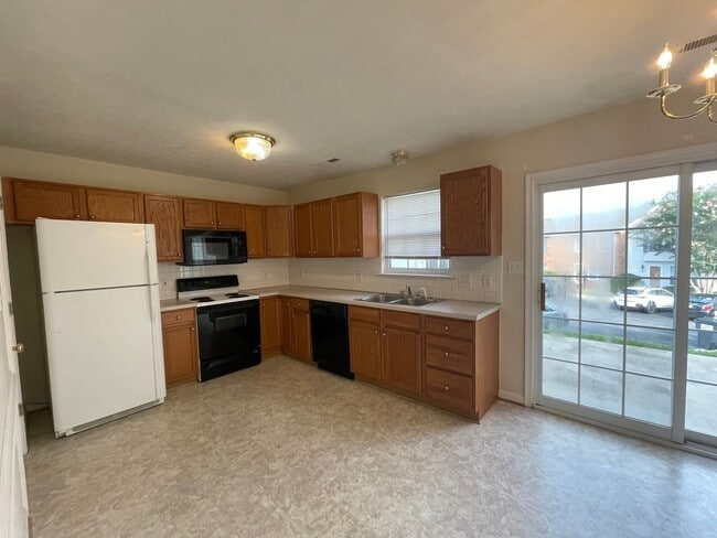 Building Photo - Timberlake Area Townhome