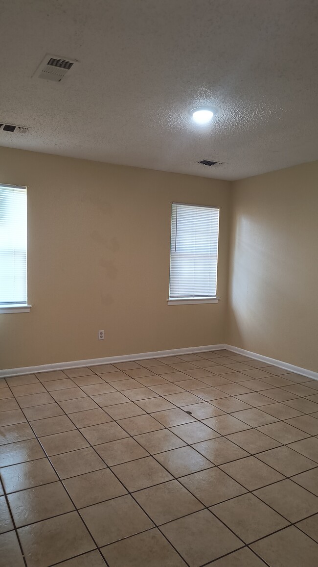 Building Photo - 2601 S Belair Dr
