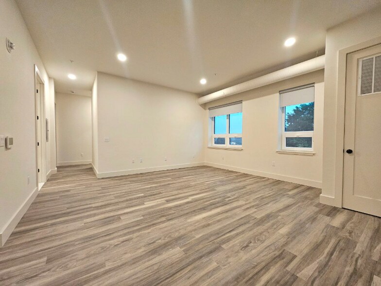 Building Photo - 55 Washington St