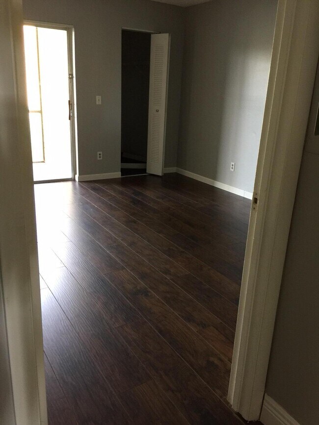 Building Photo - 101 Meadows Cir