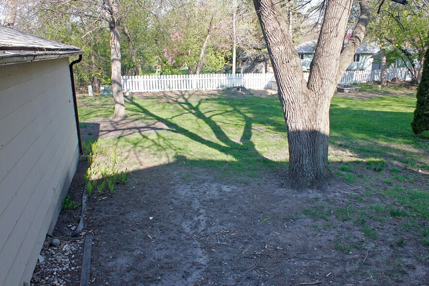 Building Photo - 909 6th Ave