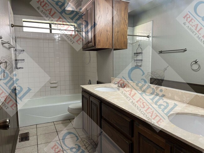 Building Photo - Spacious 4 Bedroom