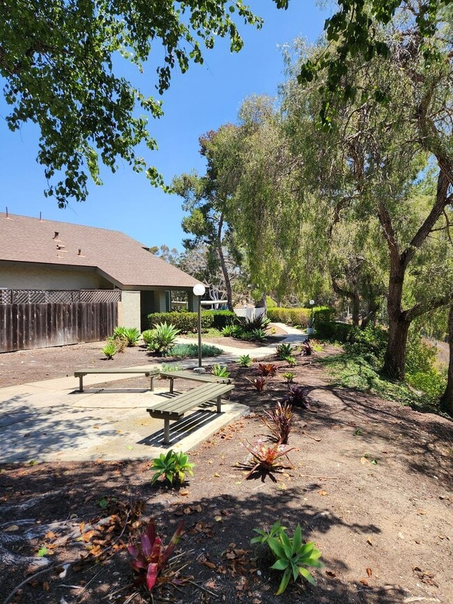 Building Photo - Tierrasanta 3 bed 2 ba Townhouse with Canyon View