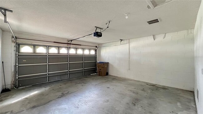 Building Photo - 1547 Oak Hill Trail