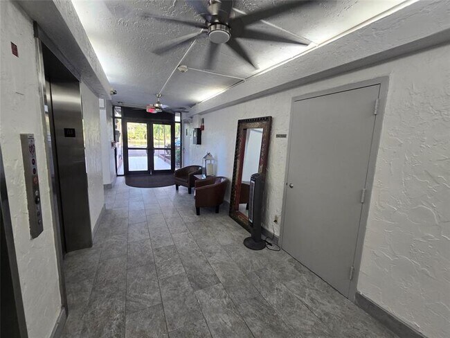 Building Photo - 250 Jacaranda Dr