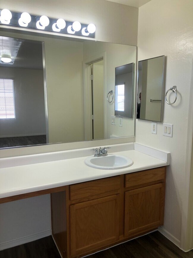 Building Photo - 3 bedroom 2.5 bath home - 2 car garage - S...